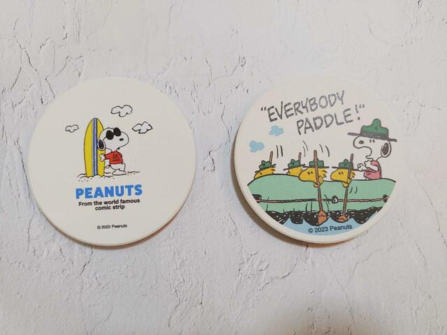 【左側】吸水コースター「ボード スヌーピー BS02」価格：599円（税込）【右側】「スヌーピー JC02」価格：799円（税込）