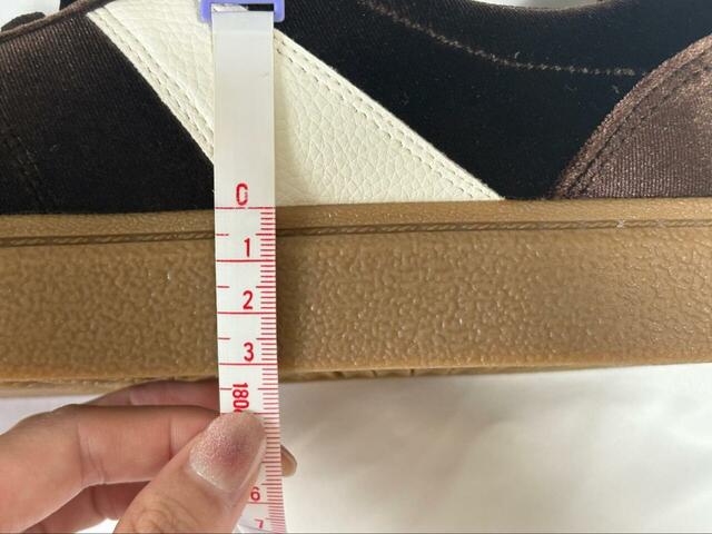 【GU ベロアスニーカー】ソールは約3.2cm。デニムやスラックスなど丈の長いパンツ類と合わせやすいのも嬉しいポイント！