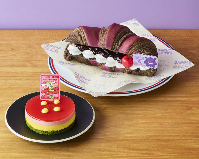 「フラベベのフランボワーズと苺のケーキ（左）ゲンガーのクロワッサンサンド～ブルーベリーヨーグルト～（右）」＜価格：（左）1,430円（税込）／（右）1,760円（税込）＞【全国のプロント・エプロントに“ポケモンのスペシャルメニュー”が登場！「旅」をテーマにしたノベルティも付いてくる！】