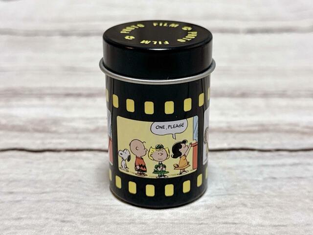 何かを買うために並んでいる様子！