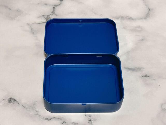 【パペットスンスン付録：缶ケース】サイズは（約）縦8.3×横11.2×高さ2.8cm