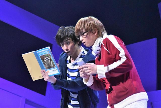 左から 鈴木拡樹(真城最高役)と荒牧慶彦(高木秋人役)