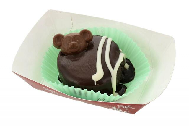チョコレートケーキ 550円｜「ダッフィー＆フレンズのホワイト・ウィンタータイム・ワンダーズ」スペシャルメニュー｜販売店舗：東京ディズニーシー「ケープコッド・クックオフ」｜発売日：2023年11月1日（水）