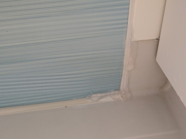 【Re:set リセット  超高濃度カビ取りジェル】ジェルを塗って4時間後、カビが消えていました！ほとんど液だれもせず壁面にジェルが残っています