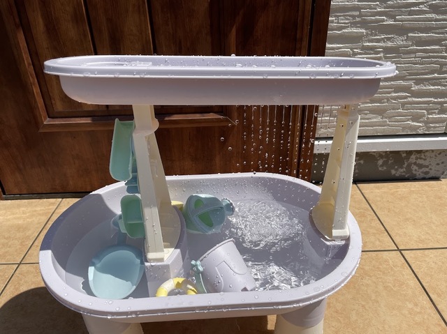 【3COINS＋plus ウォーターテーブル／KIDS外遊び】シャワーの様に水が落ちてくる