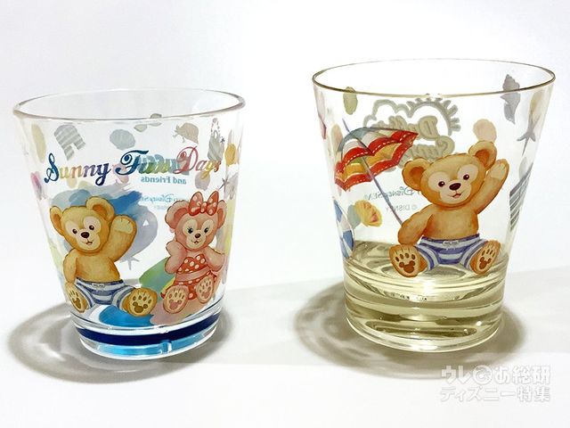 「ダッフィーのサニーファン」スーベニアカップ（左）とタンブラー（右）の比較