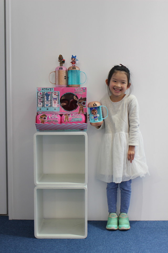 お気に入りのトイを手にニッコリ！