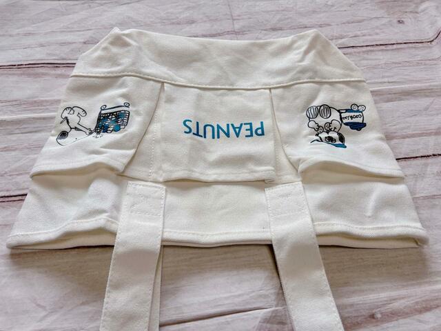フロントの3つのポケットにスヌーピーやロゴのデザイン入り♪