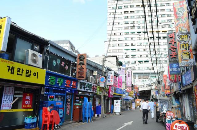 【気になる韓国、ソウルの今・忠武路】10年近く前の忠武路2ギル。今とほとんど雰囲気が変わらないが、80～90年代の雰囲気が今も残っている奇跡の空間だ