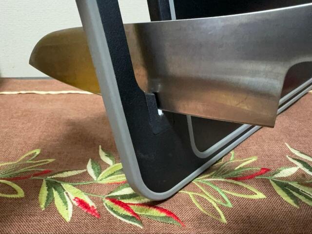 【ニトリ　解凍プレート シャープナー付きまな板】持ち手部分にはシャープナー付き。食材を切る前にサッと包丁をお手入れできます◎