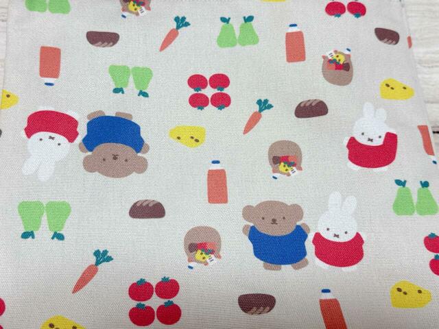 ベージュカラーにカラフルな野菜などの食べ物とミッフィー&ボリスのキュートな総柄