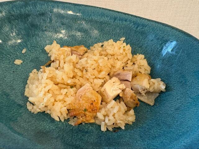 【ロピア にんにく香る！スパイシーチキンライス】ご飯とチキンを混ぜておにぎりにリメイクしても美味しいよ♪