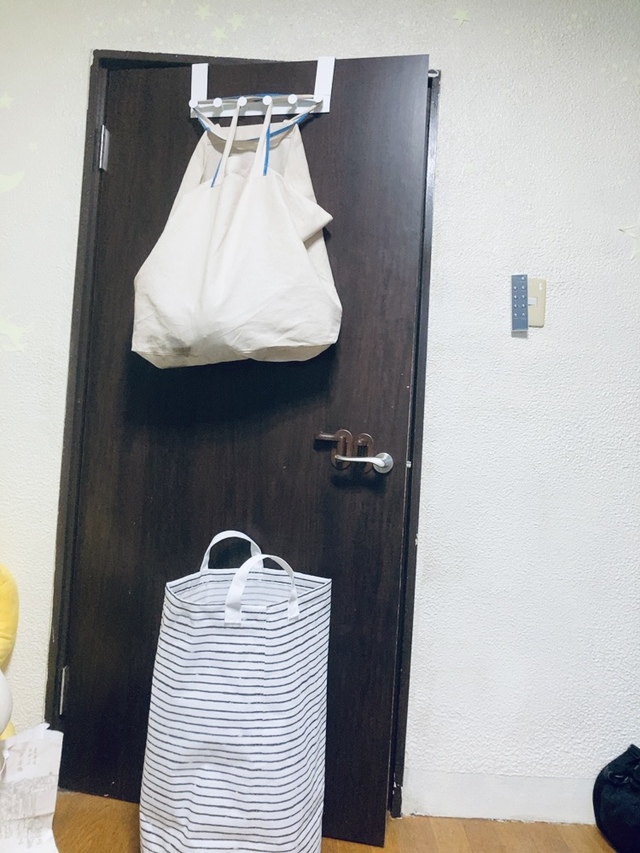 【イケアアイテムでドア掛け収納】After。濡れた洗濯物は下のバッグ、濡れていない洗濯物は引っ掛けているバッグ、と仕分けて使用