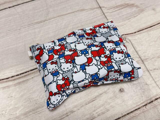 大サイズはステーショナリーを入れるのにぴったり。文房具は持ち歩かないため、今回は暑さ対策のグッズを収納！