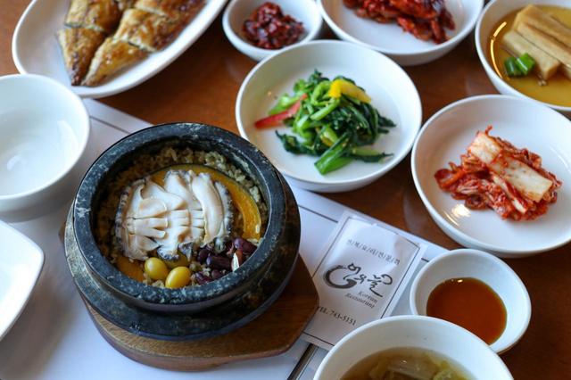 チェジュ島で昔から親しまれている「アワビ」の釜飯。肝の味付けが最高!