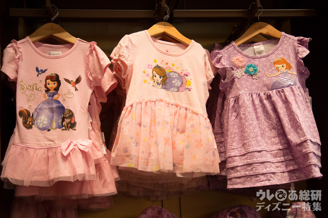 たくさんのソフィア服が並ぶ
