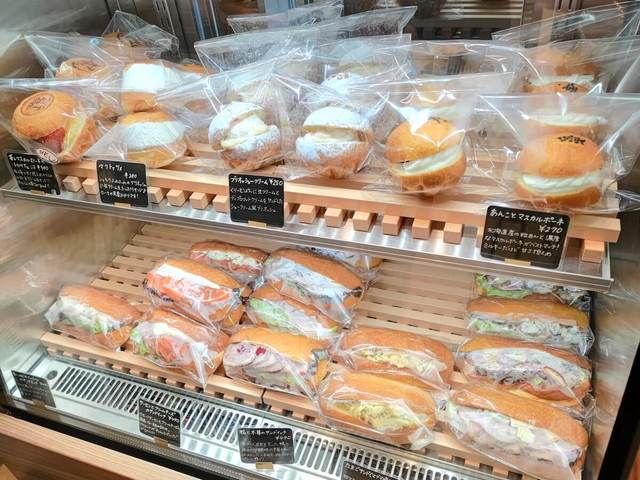 【パンと焼き菓子のPapapapa-n! （ぱぱぱぱーん）－ブリオッシュ専門店－】いまブーム中の「マリトッツォ」をはじめ、さまざまな種類のブリオッシュパンが並ぶ