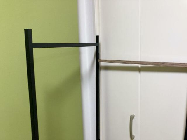 【アイリスオーヤマ 折りたたみ物干し３連タイプ】カラーはブラックとホワイトの2色展開です