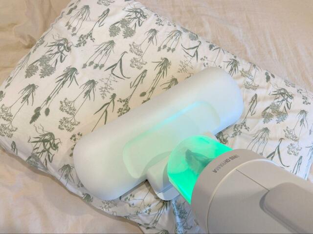 【アイリスオーヤマ 布団クリーナーハイパワー】可動域が広いので、枕掃除も楽々