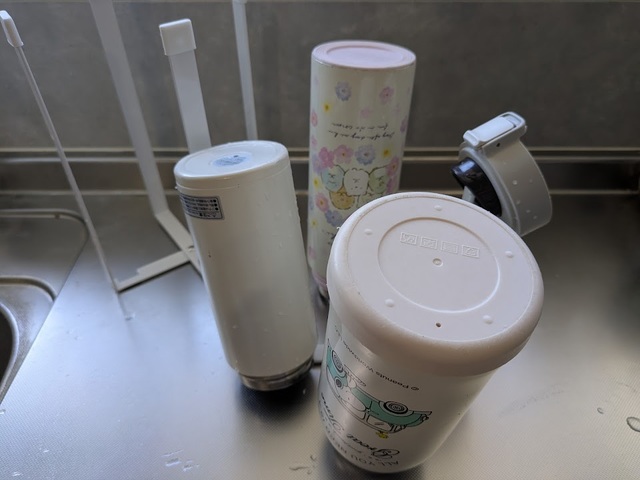 【山崎実業 tower　ポリ袋エコホルダー】Mサイズは水筒や牛乳パックなど高さのあるものには不向き。Lサイズがおすすめです