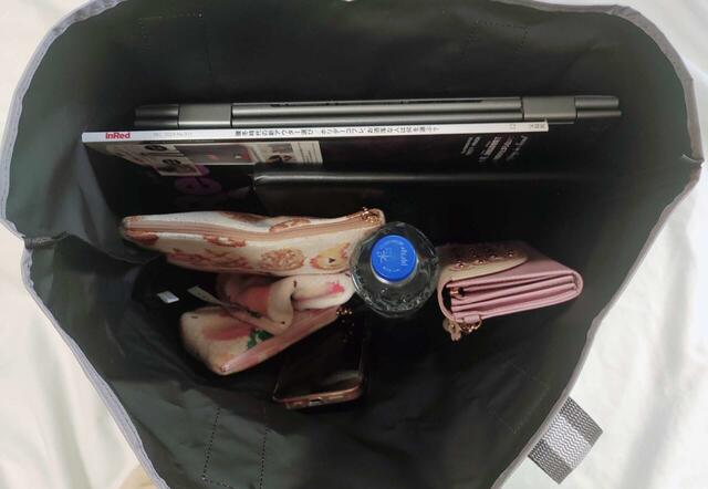 13.5インチのパソコンや、A4サイズの雑誌もラクラク入ります