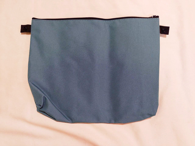 裏面はシンプルな無地