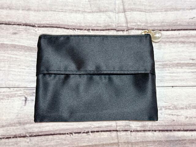 背面にティッシュを入れられるポケットつき