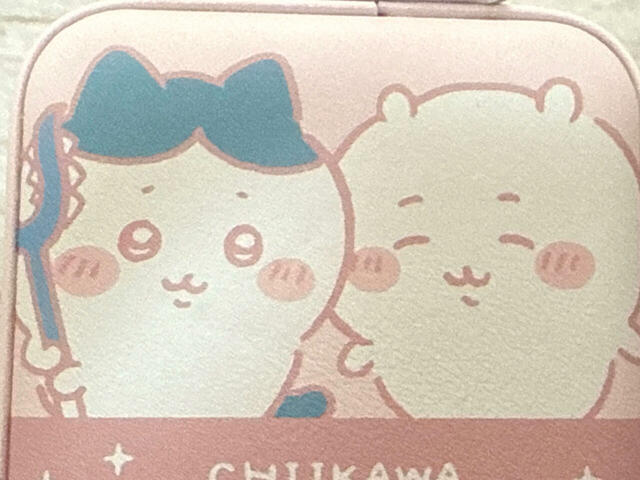 さすまたを持つハチワレにそっと寄り添うちいかわ。なんだか穴に落ちてしまったハチワレをちいかわが助けたエピソードを思い出す尊いイラスト…！