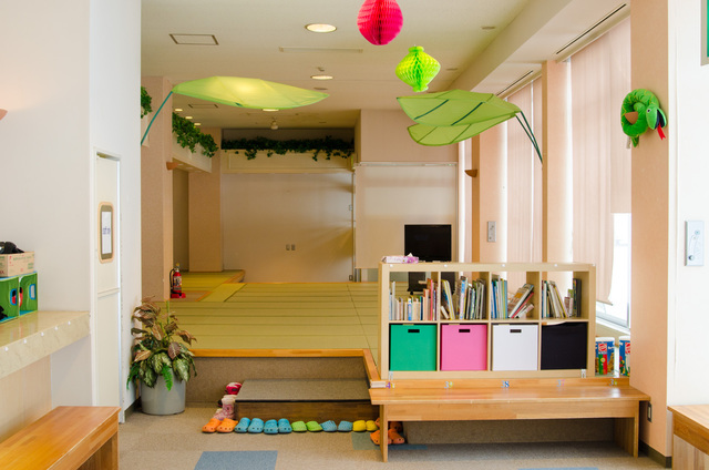 ランチを食べたり、遊んだり、休憩したりするキッズルーム｜ママミキーキッズスノースクール