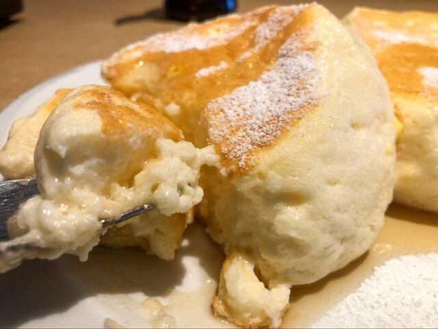 【むさしの森珈琲　フルーツMIXパンケーキ】ふわっふわすぎて掬うのがちょっと大変な贅沢すぎる悩みに直面します
