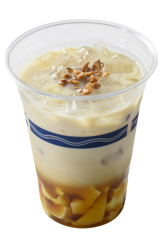 ソイミルクカクテル(クレームブリュレリキュール、ナッツ) 830円|販売店舗:東京ディズニーランド「プラズマ・レイズ・ダイナー」|ディズニー・パルパルーザ「ヴァネロペのスウィーツ・ポップ・ワールド」スペシャルメニュー