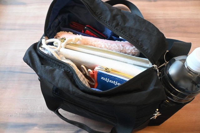 【「日本旅行が考えた 旅の快適さを追求した2WAYショルダーバッグBOOK」(宝島社)】メイン収納。こんなにたくさん入れてもまだまだ余裕があります…!