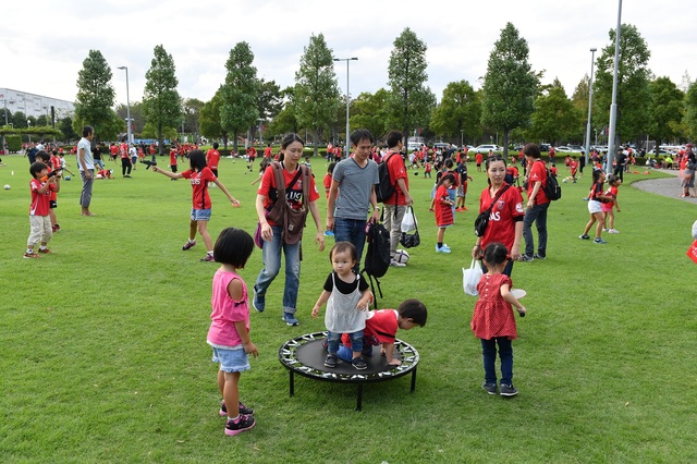試合前のもみの木広場ではレクリエーショングッズの貸し出しも。芝生の上で思い切り遊べる ©URAWA REDS