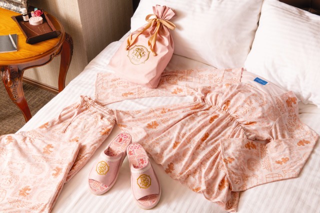 「東京ディズニーシー・ファンタジースプリングスホテル」をテーマにしたグッズ｜東京ディズニーシー新テーマポート「ファンタジースプリングス」販売店舗：東京ディズニーシー「エンポーリオ」｜発売日：2024年5月28日（火）