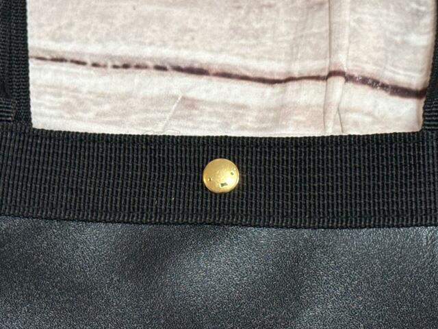 開口部にはスナップボタン付き