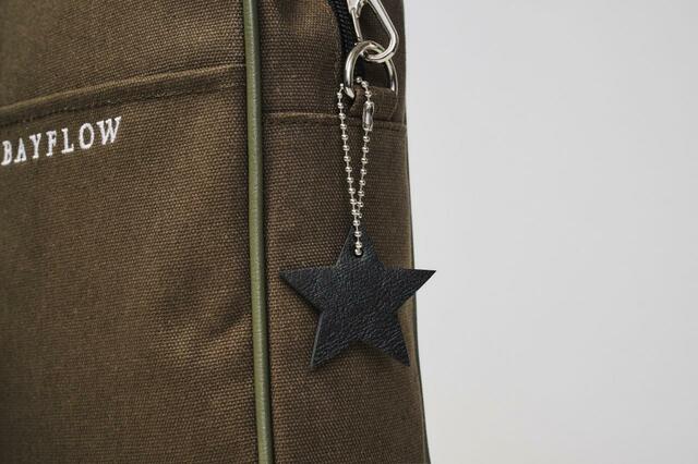 【BAYFLOWショルダーバッグ（カーキ）】フェイクレザーの星型のチャーム