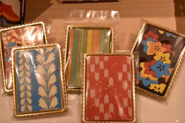 中身も秩父銘仙柄のチョコレート