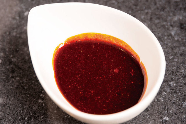 麺屋 どうげんぼうず　オリジナルの辛味油で作ったスープに辛味粉をトッピング。