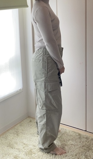 【ユニクロ ワイドフィットパラシュートカーゴパンツ】綿や自然素材のベスト、ジャケット、ミリタリーアイテムなどと相性が良いです