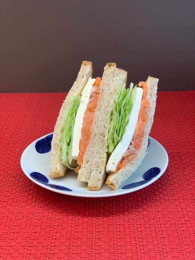 【ブランクリームチーズとサーモン　518円】チーズ、サーモン、レタスをブランパンでサンド