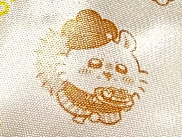 モモンガもフードをお運び中。口の周りに食べ物がついているのが、モモンガらしくキュート！