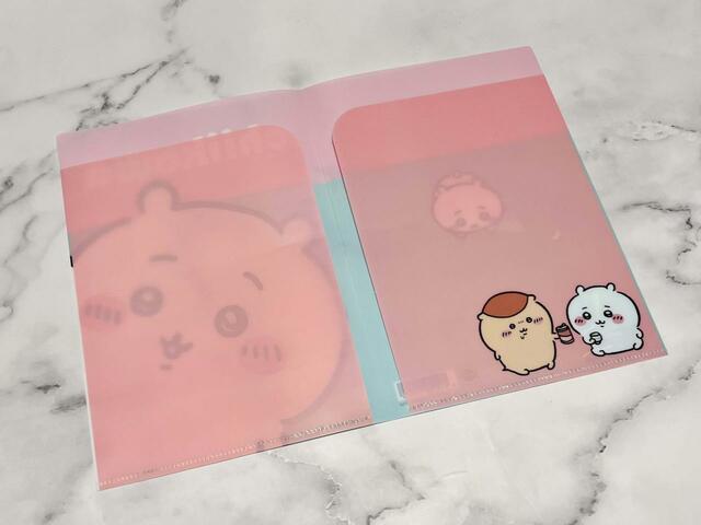 内側にもイラストが！おちょコーラを楽しむちいかわとくりまんじゅう♪