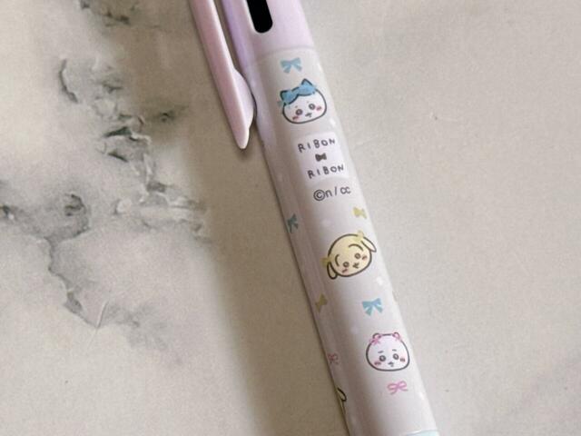 【キラピチ2025年6月号付録 ちいかわ文具セット】両耳にリボンをつけている、ちいハチうさがかわいすぎる〜!ちいかわファンの中でも人気のイラストです