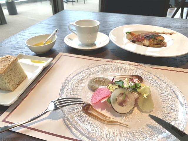 平日のランチコース（3,520円）。手前の前菜は「軽く燻製した寒鰤と蕪の千枚漬け仕立てに大根のサラダを添えて “ぶり大根味噌と牛蒡のペースト添え