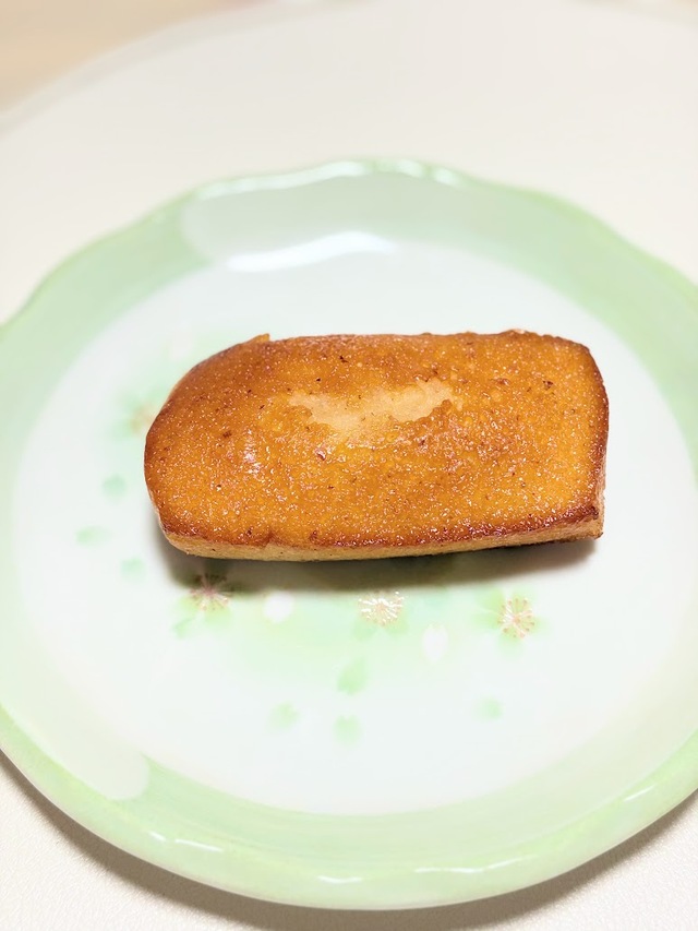 【セブン-イレブン　お店で焼いた焦がしバター香るフィナンシェ 】横8.5ｃｍ、幅4ｃｍ、厚み2ｃｍの食べやすい形状でした