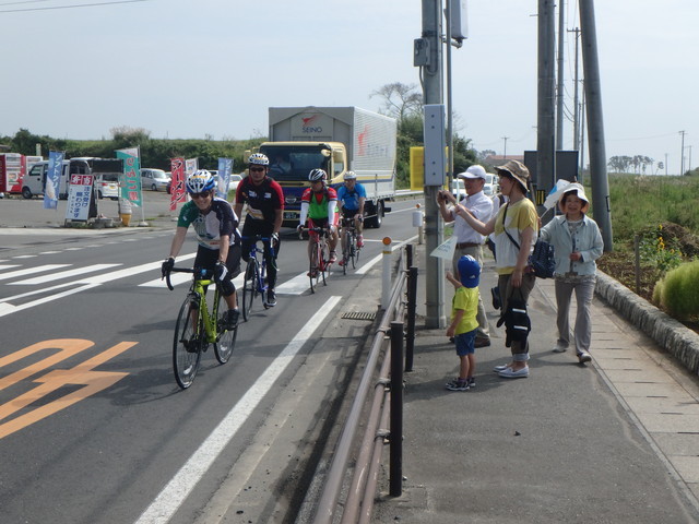 ツール・ド・東北2015/沿道の応援に笑顔で応えるケネディ氏