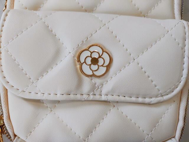 【クレイサス】カメリアのロゴが高級感あり【CLATHAS（クレイサス）のスマホポーチ アイボリー】宝島社：発売日5月31日、価格：3,168円（税込）スマホショルダーとミニ財布の機能を合わせた使いやすいデザイン