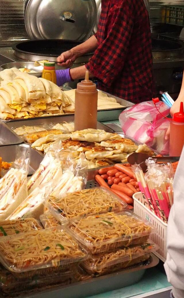 【台湾食べ歩きの旅 #11】「永和豆漿」の小さなカウンターに並べられたバリエーションの豊富な朝ごはん。みんな好きなものが決まっているのか、即決する客ばかり