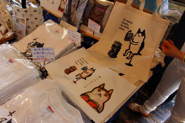 猫グッズの販売スぺースも充実