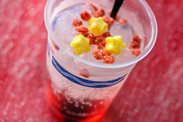 スパークリングカクテル(ジン&サングリアシロップ) 830円|東京ディズニーリゾート「ディズニー・クリスマス」スペシャルメニュー|販売店舗:東京ディズニーシー「ニューヨーク・デリ」|発売日:2024年11月8日(金)〜12月25日(水)